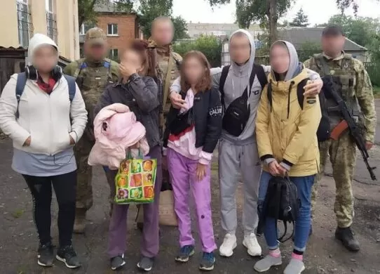 На Харківщині окупанти тиждень тримали у підвалі п'ятьох підлітків