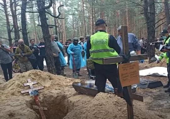 Братська могила під Ізюмом: поліція розповіла подробиці розкопок