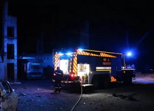 Внаслідок влучання ракет у Харкові зайнялась одноповерхова будівля та тролейбус