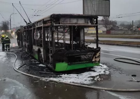 Вранці у Харкові перед мостом на Ландау згорів тролейбус