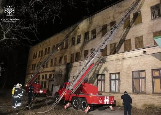 Вночі в Харкові сталася масштабна пожежа, її гасили 90 рятувальників
