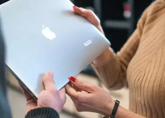 Кому довірити ремонт техніки Apple