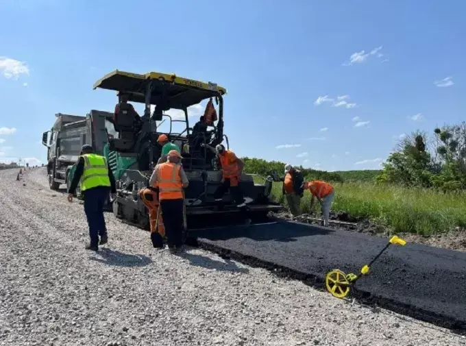 В одній з громад Харківщини відновлюють дорогу