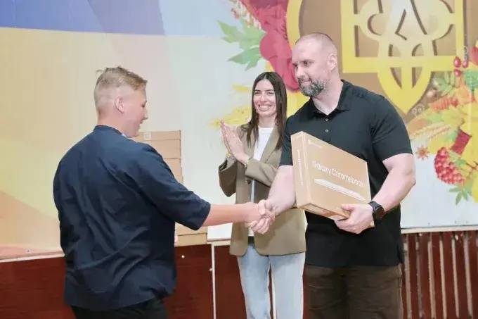 Учні Ізюмського району отримали хромбуки та планшети