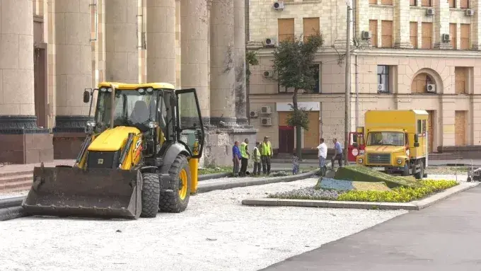 У Харкові після обстрілів ремонтують вулицю Сумську