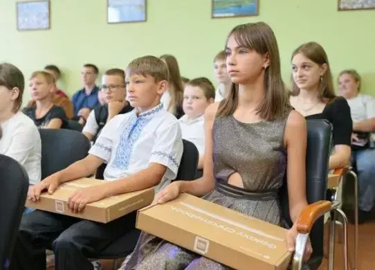 Школярі трьох громад на Харківщині отримали понад 500 гаджетів