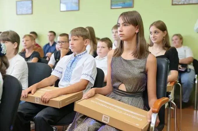 Школярі трьох громад на Харківщині отримали понад 500 гаджетів