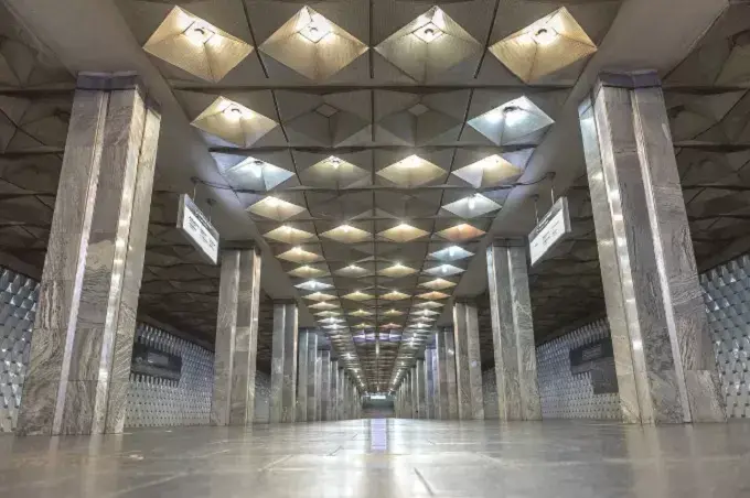 У Харкові чоловік напідпитку опинився на рейках метро