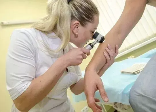 Важливість періодичного дерматологічного огляду: збережіть здоров'я та красу шкіри