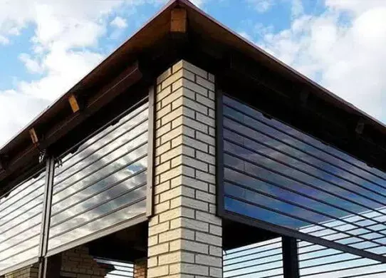 5 причин, чому варто поставити прозорі ролети на альтанку