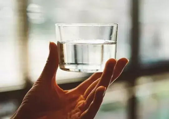 Що буде, якщо пити багато води щодня: правда та міфи