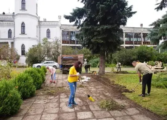 До ста харківських волонтерів прибирали територію Шарівського замку
