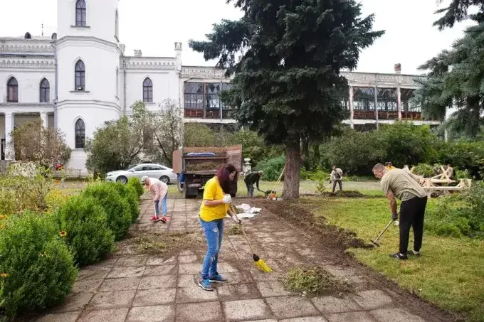 До ста харківських волонтерів прибирали територію Шарівського замку