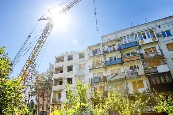 У Чугуєві продовжують відбудову пошкоджених обстрілами багатоквартирних будинків