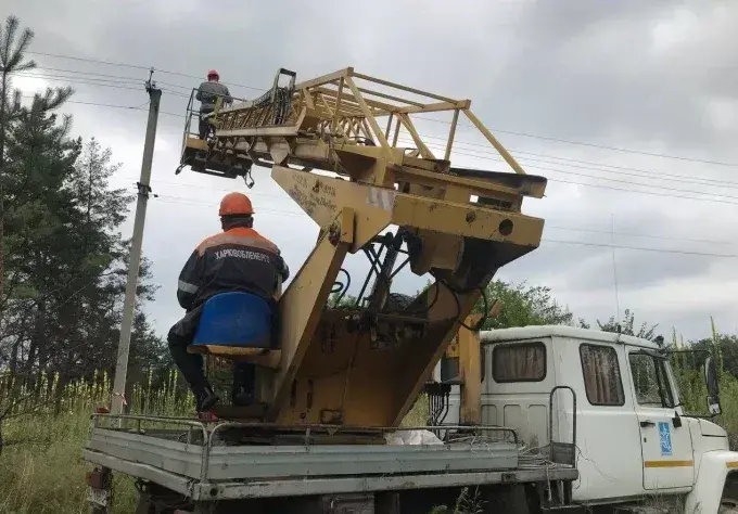 На Ізюмщині частково заживили село, де було пошкоджено 50% електромереж