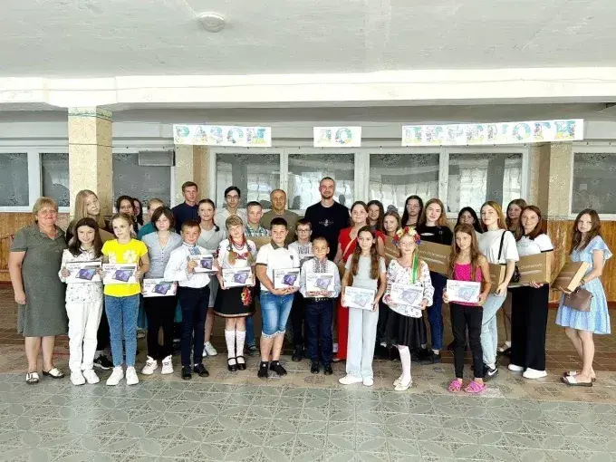 Для учнів Великобурлуцької громади передали нові гаджети