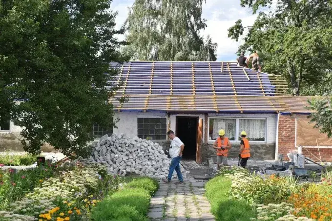 На Харківщині відновлюють пошкоджену обстрілами амбулаторію