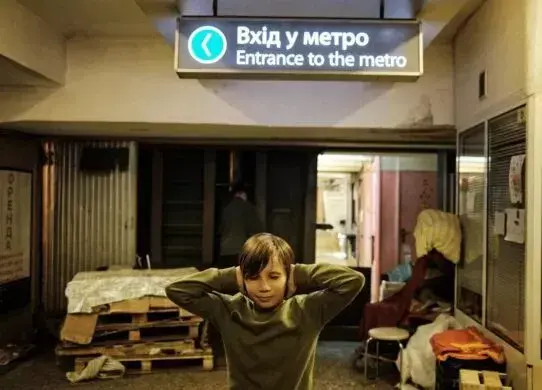 На Венеціанському кінофестивалі відзначили фільм про хлопчика, що ховався від ракет в харківському метро
