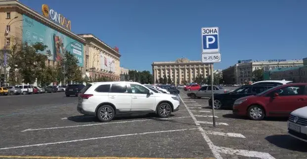Можна буде залишати автомобілі вдень і вночі: у Харкові відновлюють паркувальні майданчики