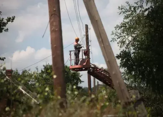 У селі на Харківщині, де було пошкоджено 100% мереж, відновили електропостачання