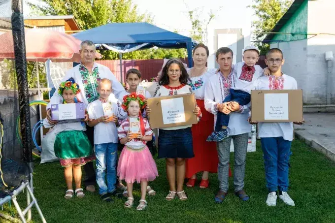 На Харківщині запрацювала перша в Україні програма підтримки сімейних форм виховання: які виплати отримають родини?