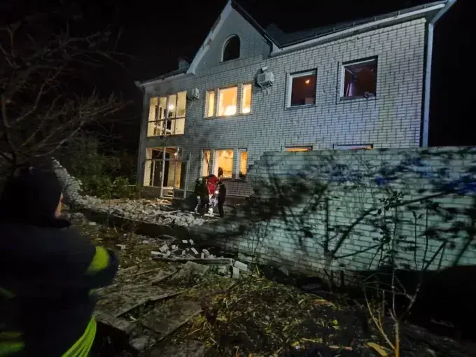 У Харкові окупанти влучили у приватний будинок - є постраждалий