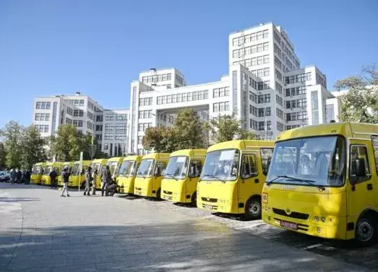 На Харківщині 6 громад отримали нові шкільні автобуси