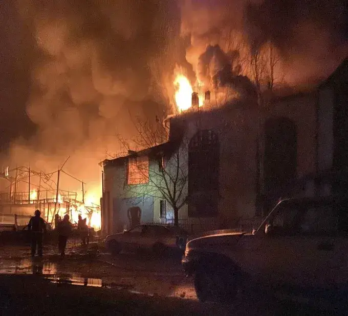 Харків масовано атакували безпілотниками - щонайменше 10 шахедів вдарили по цивільним обʼєктам