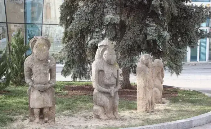 У центрі Харкова пошкодили скіфських баб - зловмисник хотів, щоб «вони подихали»