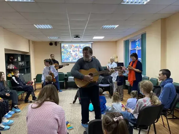 До Харківської дитячої лікарні завітав британський композитор Найджел Осборн