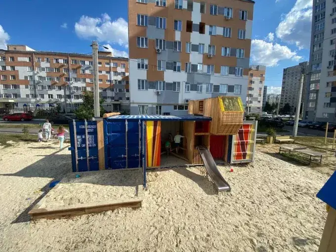 У Харкові на Олексіївці волонтери з Німеччини облаштували майданчик для дітей
