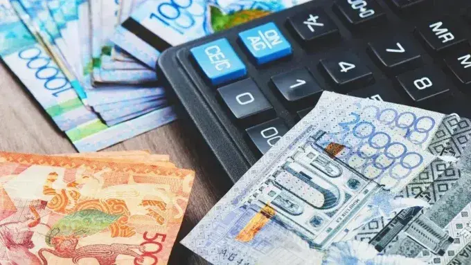 На скільки в Україні зростуть пенсії та мінімальна зарплата у 2024 році?