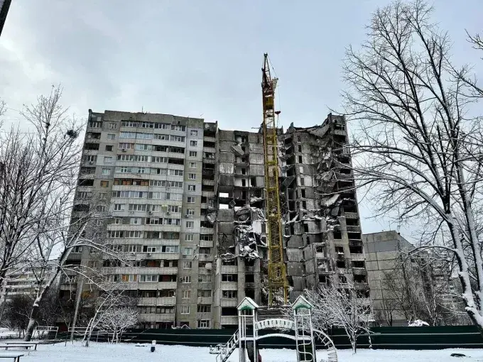 Найскладніший етап демонтажу підʼїзду будинка на Ужвій у Харкові, добігає фіналу