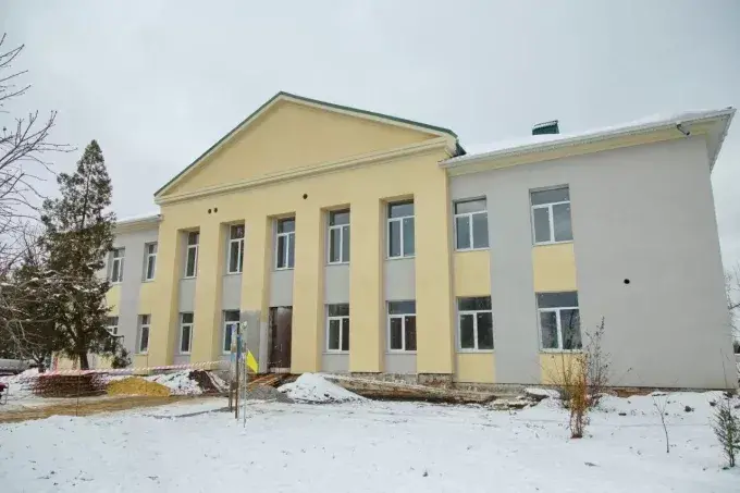 У Старому Салтові на Харківщині відновлюють будівлю з амбулаторією та ЦНАПом