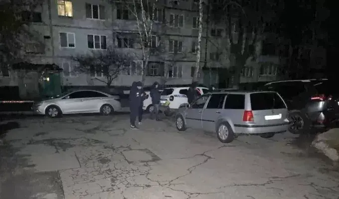 У Харкові на Салтівці невідомий вдарив ножем у спину перехожого та втік