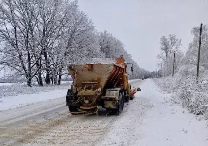 Харків у снігу, дороги покриті ожеледицею, рух ускладнено - погода на Харківщині