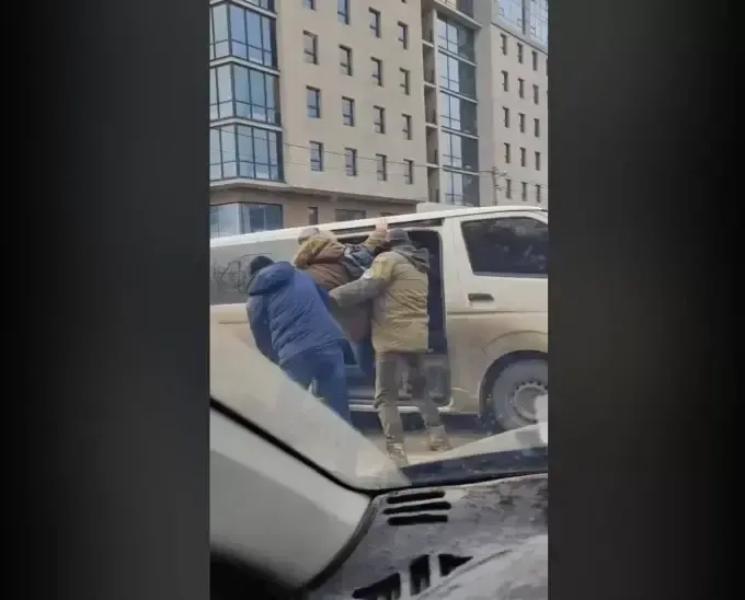 Насильна мобілізація? Синєгубов прокоментував відео з Харкова, де військові силоміць тягнуть цивільного до мікроавтобуса