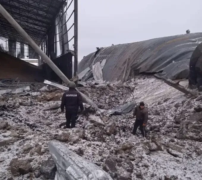 Окупанти скинули на Вовчанськ авіабомби - пошкоджено зерносховище