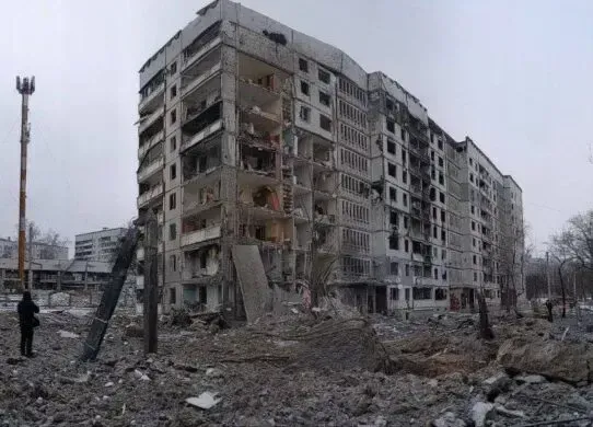 Обстріл Харкова: окупанти влучили у житлову багатоповерхівку, під завалами люди