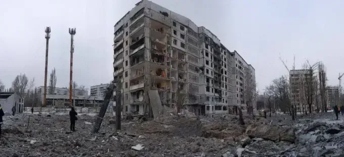 Обстріл Харкова: окупанти влучили у житлову багатоповерхівку, під завалами люди