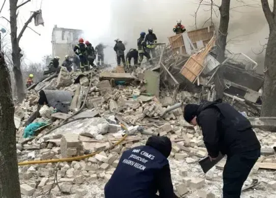 У Харкові з-під завалів дістали тіло дівчинки-підлітка