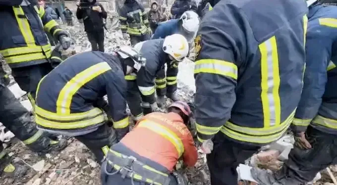 У Харкові з-під завалів дістали тіла чоловіка та жінки, а також двох загиблих песиків