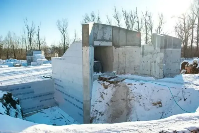 Бомбосховище, яке будують у школі в Люботині, розраховане на 400 осіб