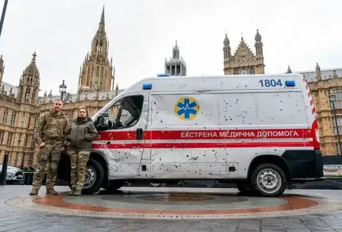 У центрі Лондона стоїть розстріляна швидка з Харкова