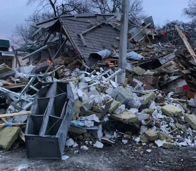 Під завалами готелю у Харківській області виявили тіло двомісячної дитини