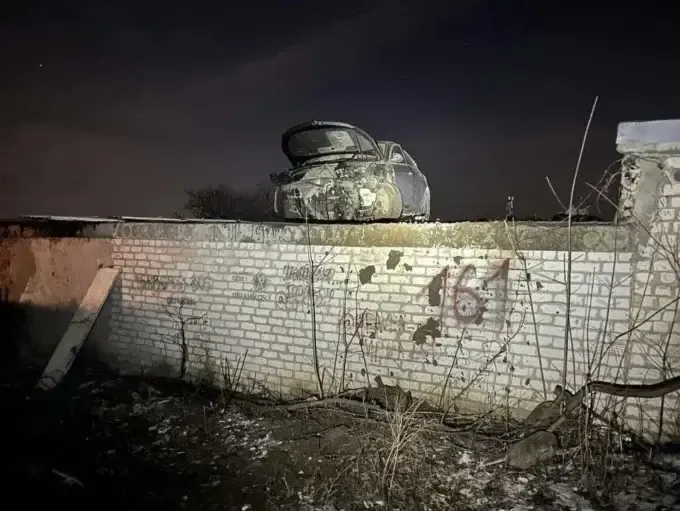 У Харкові пʼяний водій тікав від патрульних та буквально «залетів» на будівлю