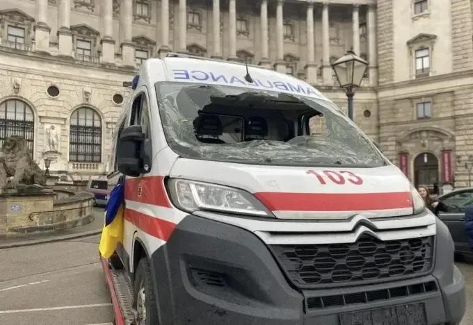 У Харківській області росіяни обстріляли лікарню - знищено автомобілі "швидкої"