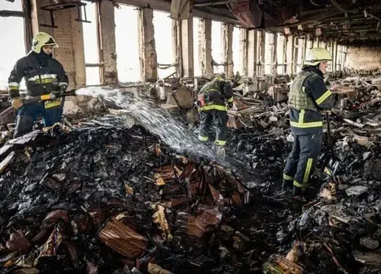Більше доби у Харкові ліквідовували пожежу, спричинену ворожим обстрілом - під завалами досі можуть бути люди