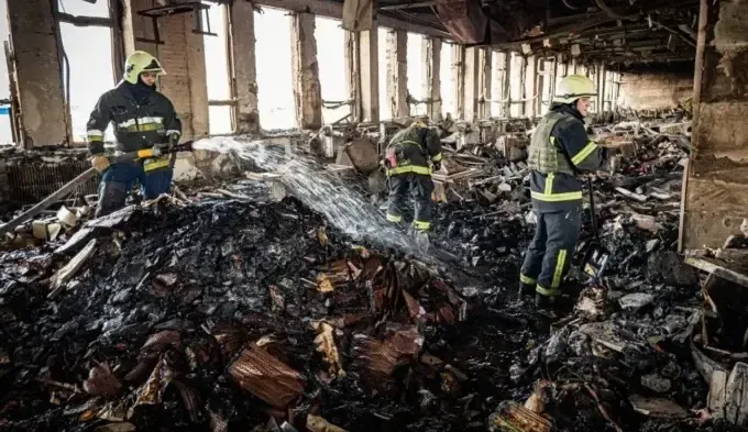 Більше доби у Харкові ліквідовували пожежу, спричинену ворожим обстрілом - під завалами досі можуть бути люди