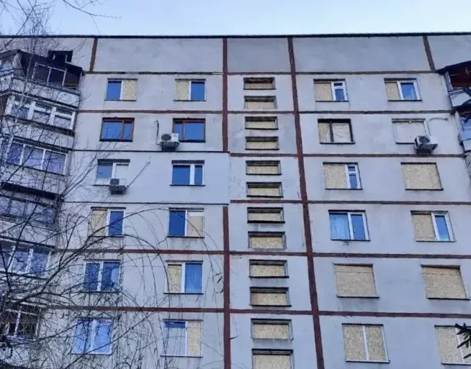 Мобільні бригади з будівельниками допомагають людям на Харківщині ремонтувати пошкоджене житло